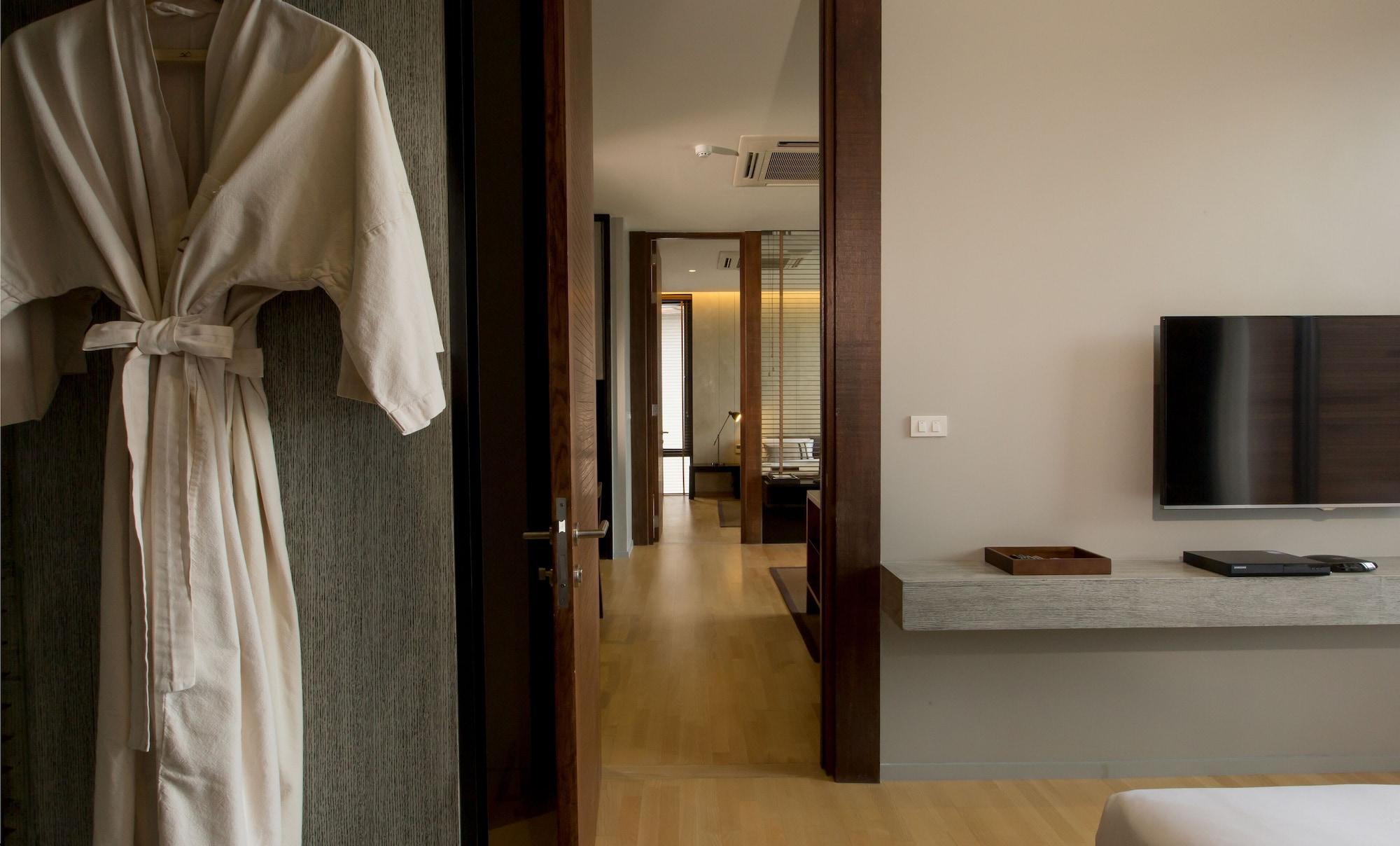 Atta Lakeside Resort Suite - Sha Plus Certified Му-Си Экстерьер фото A bathrobe hanging on a door