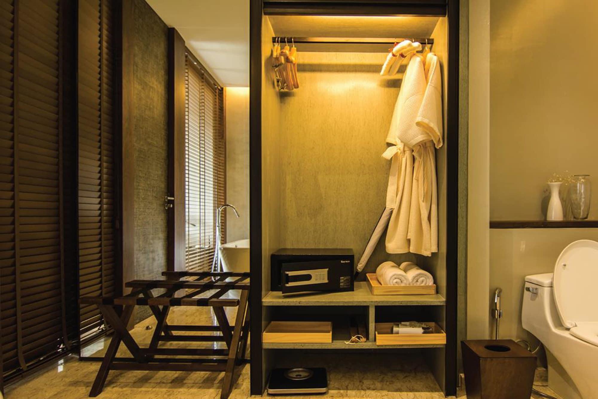 Atta Lakeside Resort Suite - Sha Plus Certified Му-Си Экстерьер фото A wardrobe in a hotel room