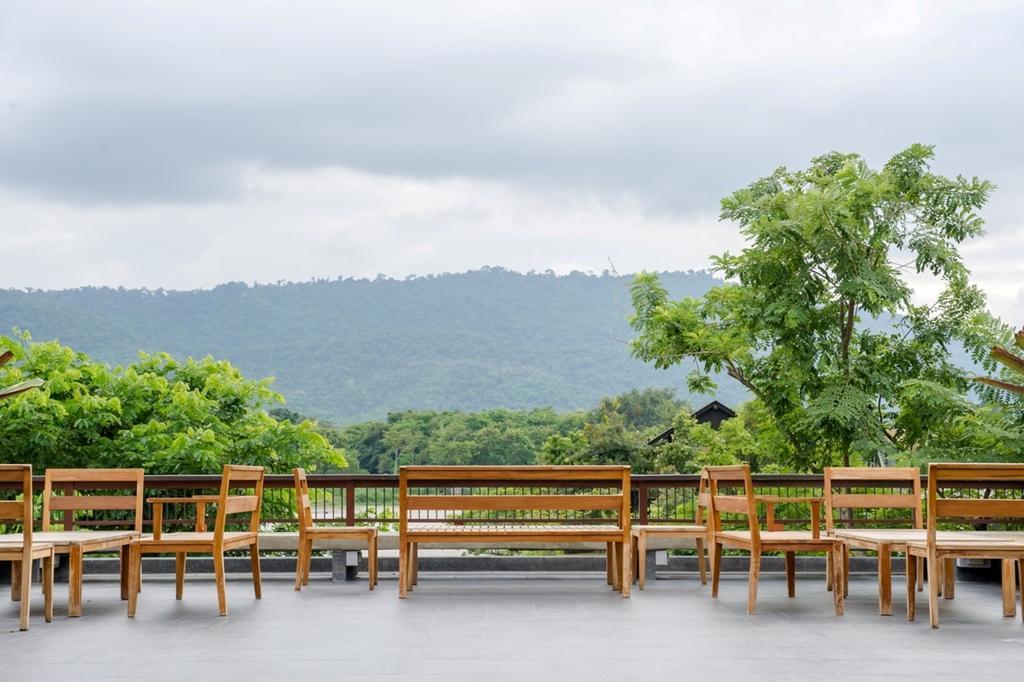 Atta Lakeside Resort Suite - Sha Plus Certified Му-Си Экстерьер фото View of the mountains from the school