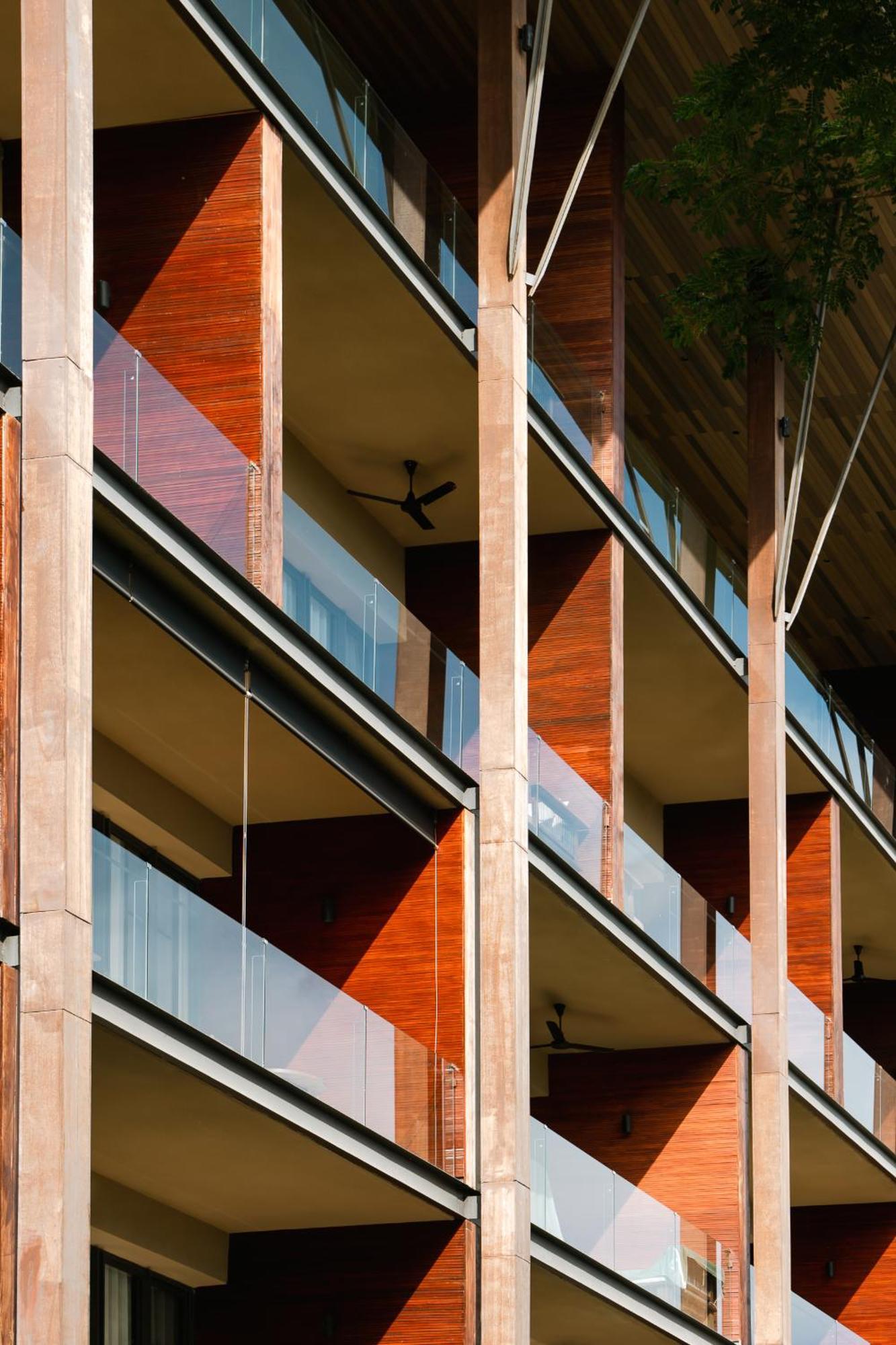Atta Lakeside Resort Suite - Sha Plus Certified Му-Си Экстерьер фото The glass facade of the hotel