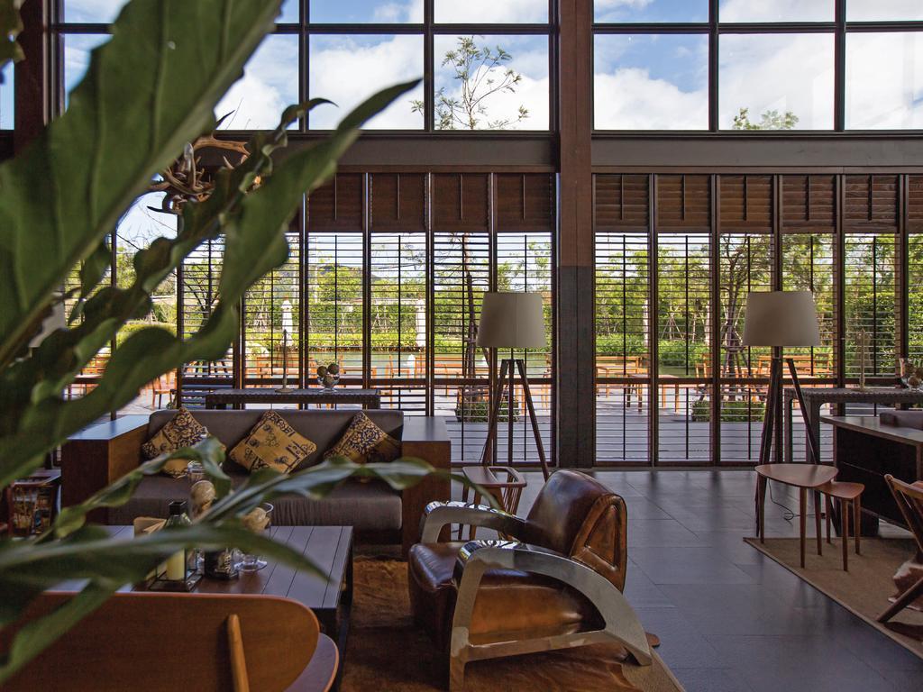Atta Lakeside Resort Suite - Sha Plus Certified Му-Си Экстерьер фото The interior of the clubhouse